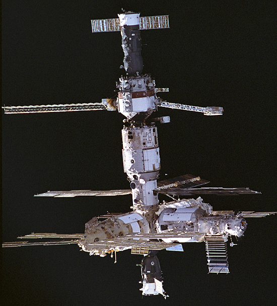 REF: JSC-STS74-333-11 STS-74 ONBOARD PHOTO: SHUTTLE/MIR MISSION;MIR DURING APPROACH; FROM TOP TO BOTTOM; PROGRESS, KVANT-1 WITH SOFORA TRUSS ON RIGHT, BASE BLOCK, SPEKTR ON LEFT KRISTALL ON RIGHT, AND SOYUZ