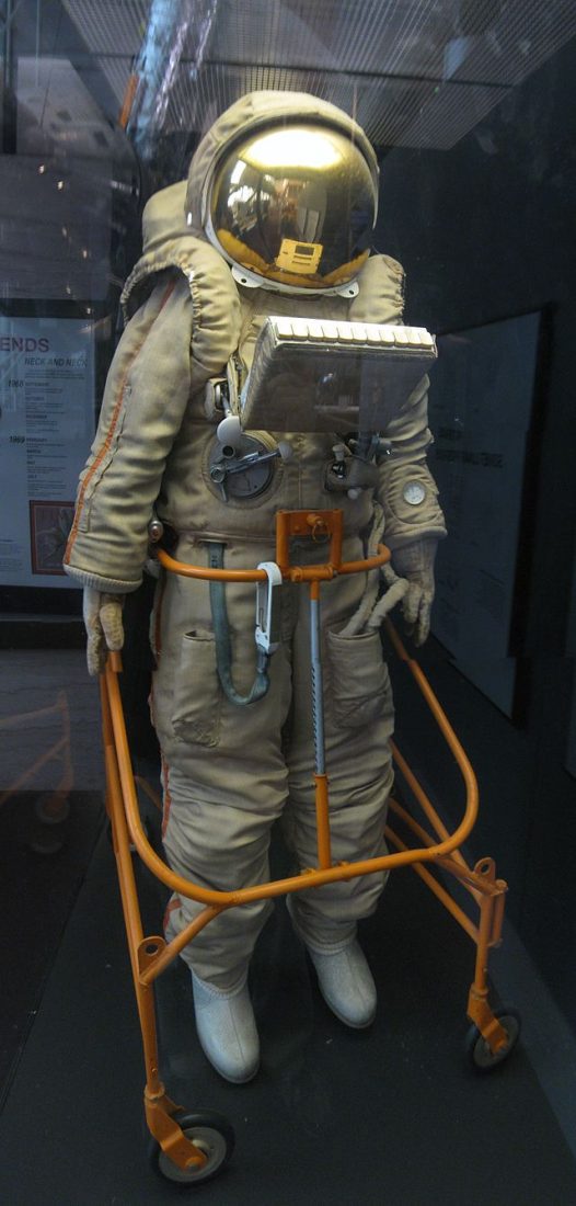 Krechet-94_space_suit,_NASM