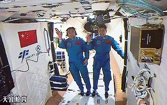 Shenzhou, Kinija, erdvėlaivis, two taikonauts salute in Tiangong2 after Shenzhou11’s docking with the lab