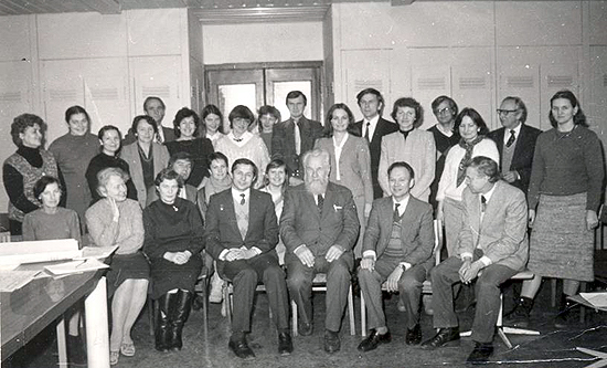 Augalų fiziologijos laboratorija 1986 m. su kosmonautu Viktor Savinych, pirmoje eilėje ketvirtas iš kairės, šalia jo akademikas Alfonsas Merkys, Romualdas Laurinavičius ir Algirdas Jarošius