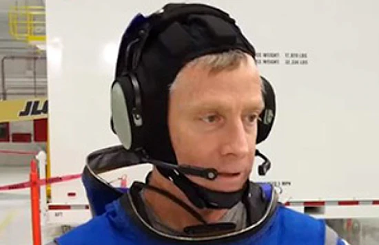 04BoeingBlue_helmet_comunication