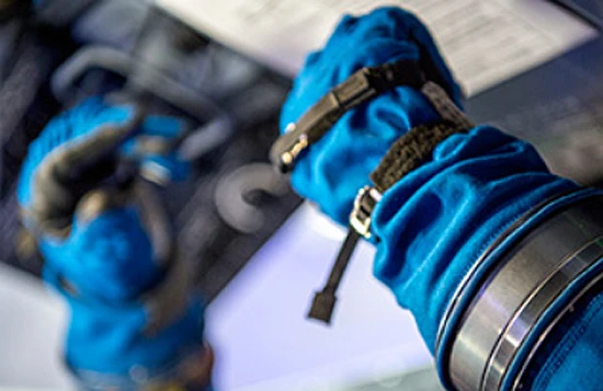 09Boeing_suite_gloves