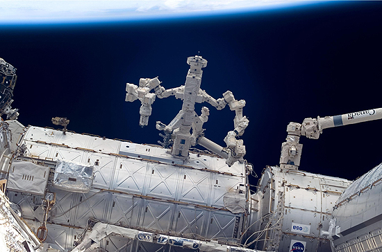 Dextre_iss017