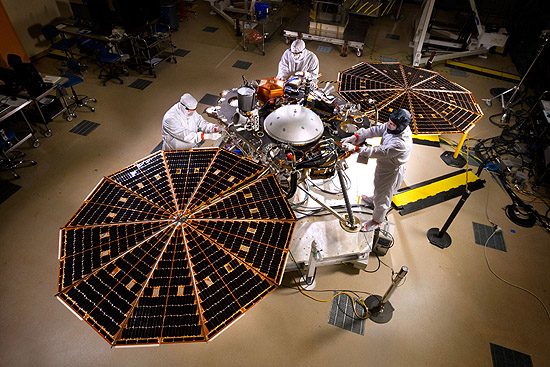 Hablo, Keplerio, Čandra, Niutono, Spicerio, Heršelio, Planko, teleskopai InSight spacecraft solar array deployment