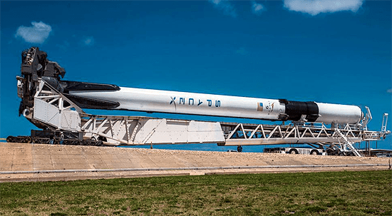 Falcon 9 atnaujinimai, v.6, Space X, Block-5 SpaceX's first Block 5 version of the Falcon 9 rolling out to launch in Cape Canaveral, Florida. Credit: SpaceX
