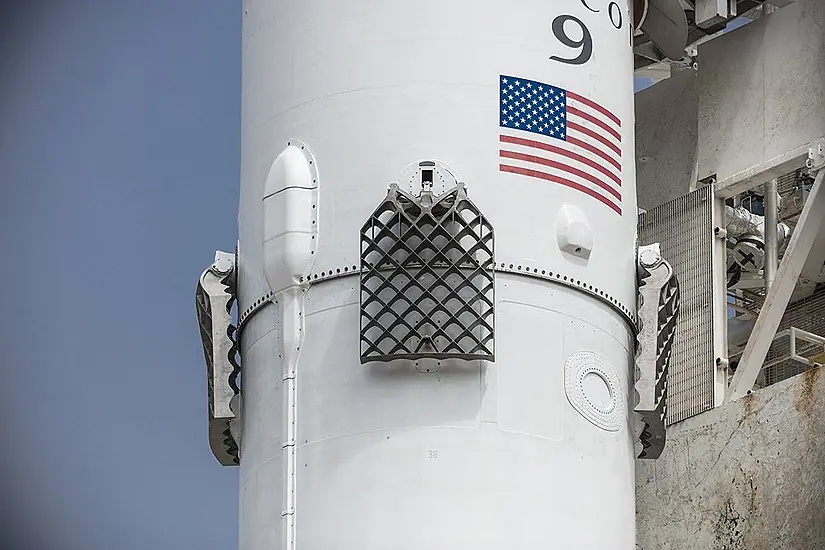 Falcon 9 atnaujinimai, v.6, Space X, Block-5 Falcon 9 atnaujinimai, v.6, Space X, Block-5 Second-generation_titanium_grid_fins_Iridium-2_Mission