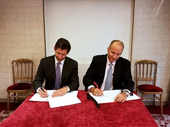 Dan Hart, president and CEO of Virgin Orbit, and Cliff Beek, president of Cloud Constellation, Arabsat, Cloud Constellation Corporation, TokenEx, SpaceBelt, Virgin Orbit Dan Hart, president and CEO of Virgin Orbit, and Cliff Beek, president of Cloud Constellation sign an agreement during World Satellite Business Week