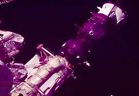Skylė, Soyuz MS-09, mikrometeoritas, kosmoso šiukšlė