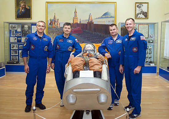 Soyuz MS-10, Baikonuras, TKS, Soyuz MS-10 crew and double crew