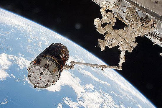 Cygnus, HTV, ATV, Dragon, Progress, krovininis, erdvėlaivis, HTV-6_grappled_by_the_International_Space_Station's_robotic_arm_(2)