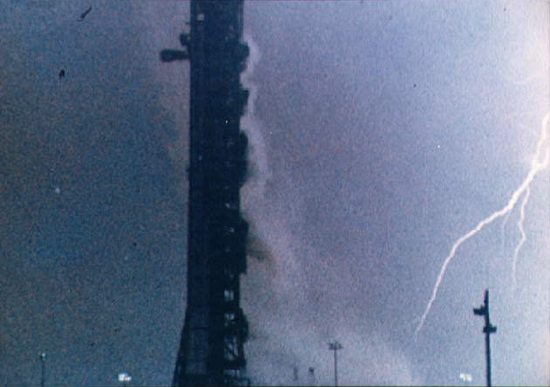 Kosmosas, skrydžiai, pavojai, Liberty Bell 7, Lightning-bolt-during-the-launch-of-the-Apollo-12-lunar-landing-mission