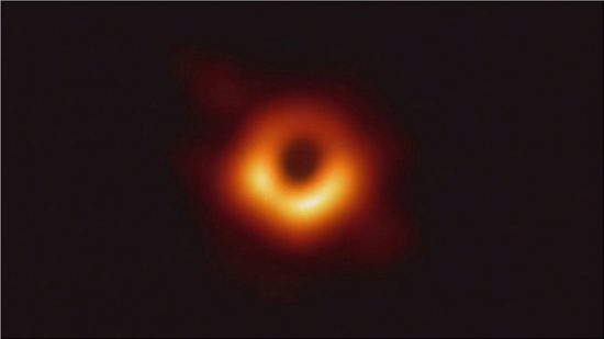 EHT, A. Enšteinas, juodoji bedugnė, M87