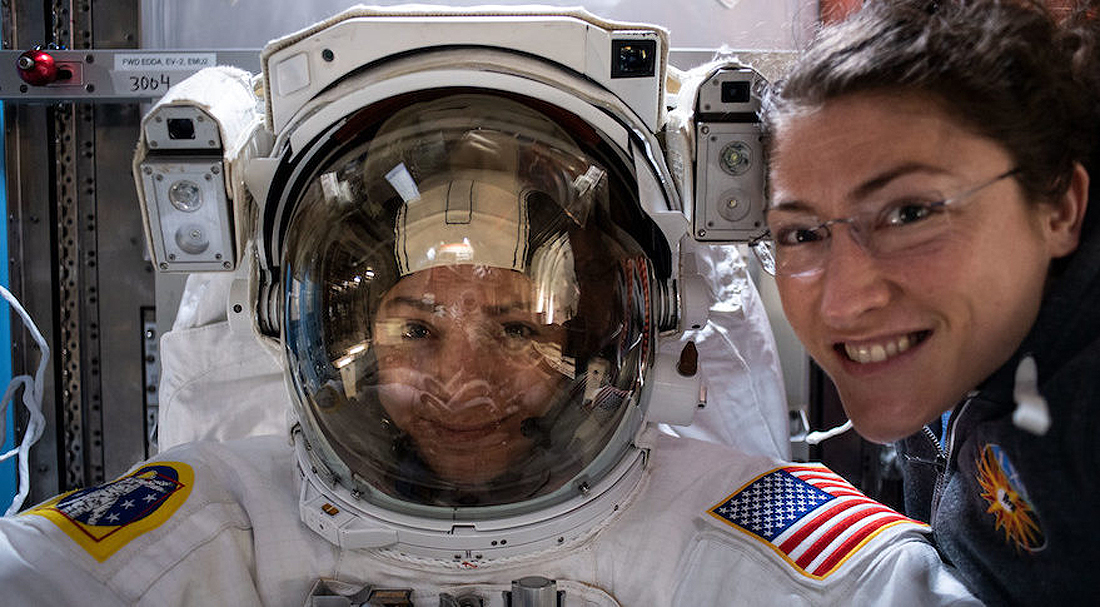 NASA astronautės Christina-Koch-and-Jessica-Meir-prepare-for-a-spacewalk moterys