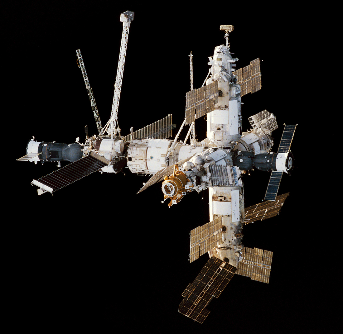 Stotis Mir_Space_Station_viewed_from_Endeavour_during_STS-89