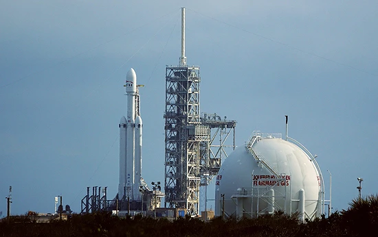 Falcon-Heavy-LunchPad-Spaceflightnow