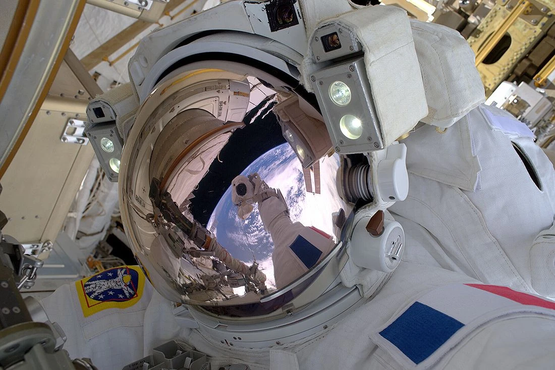 Mokslas Requisite_space_selfie_pillars