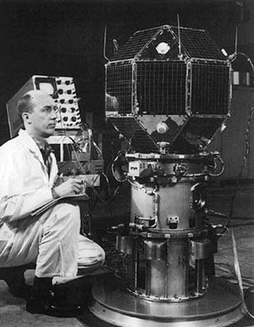 Lincoln_Laboratory_LES-1_1965