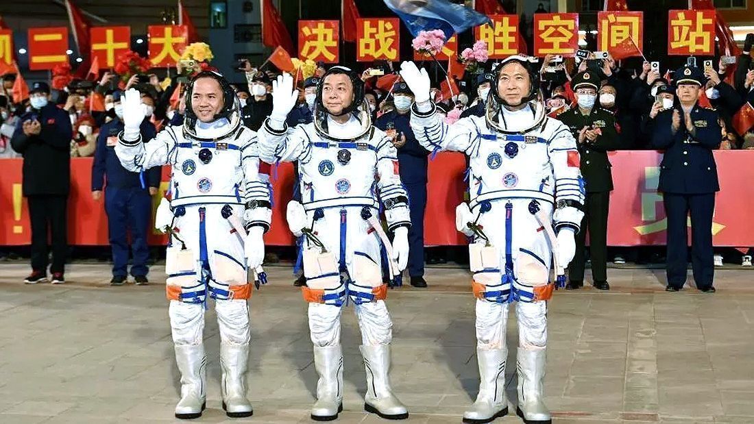 Shenzhou 15 crew before launch