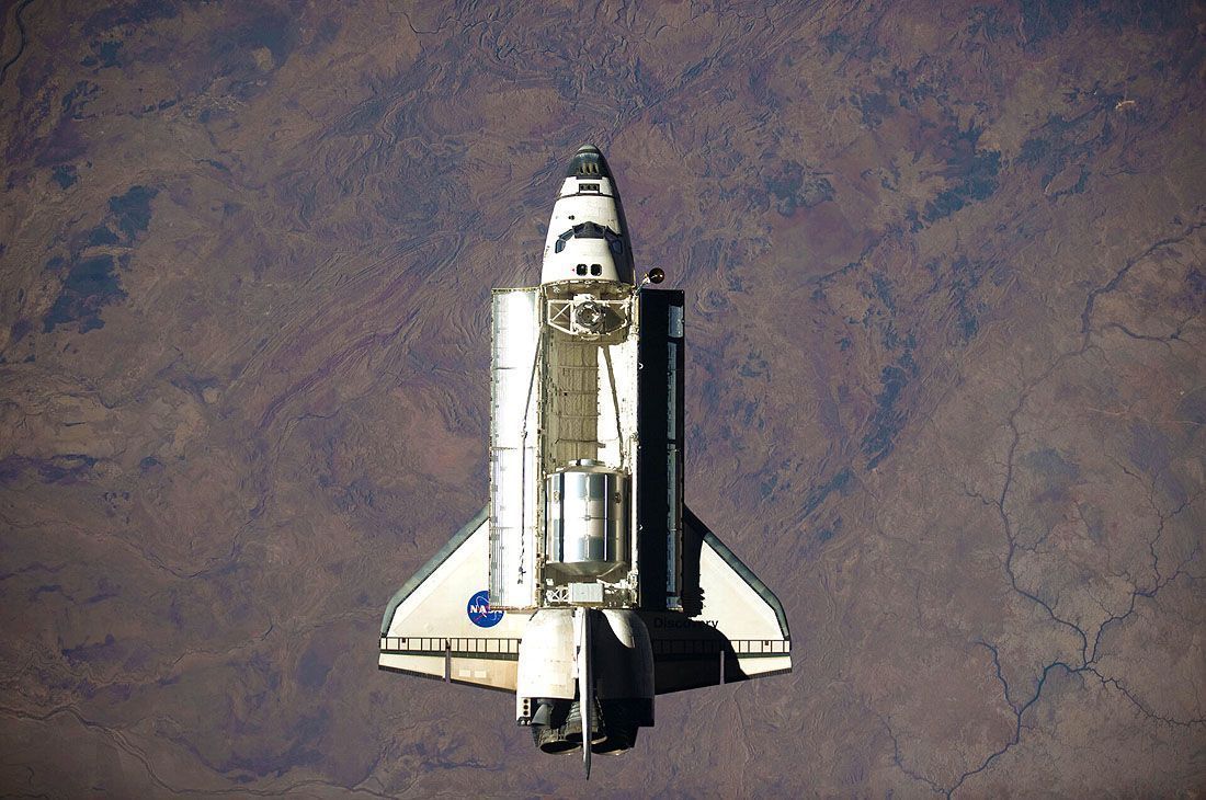 Space_Shuttle_Discovery_approaches_ISS