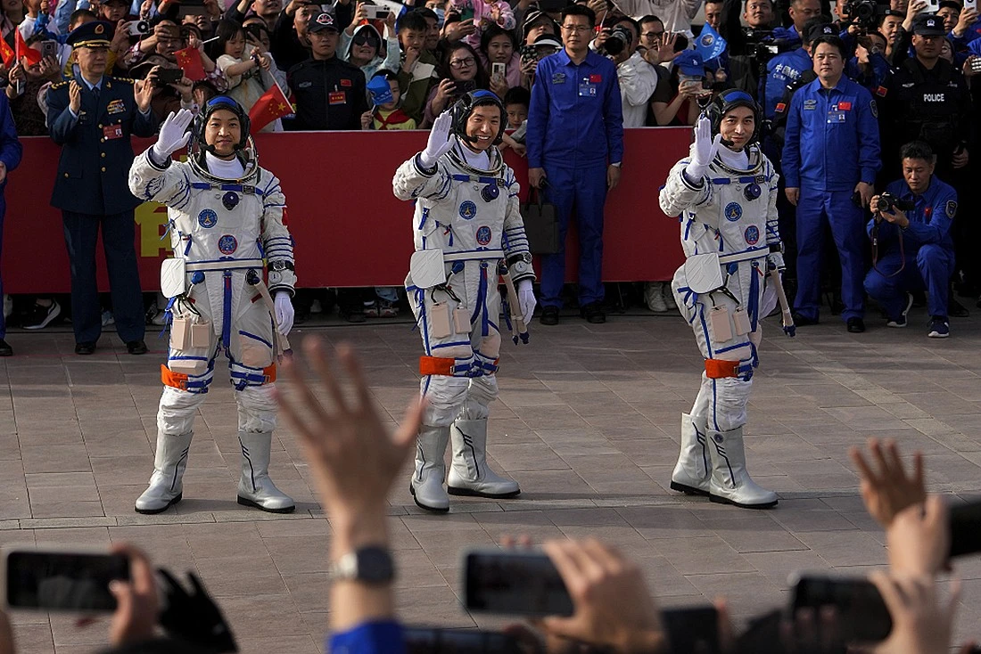 Shenzhou-18 crew before start Shenzhou-18 crew before start