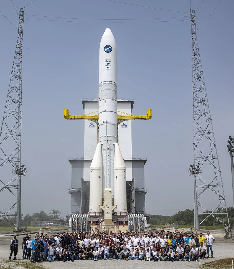 Ariane 6_team_at_the_launchpad_pillars
