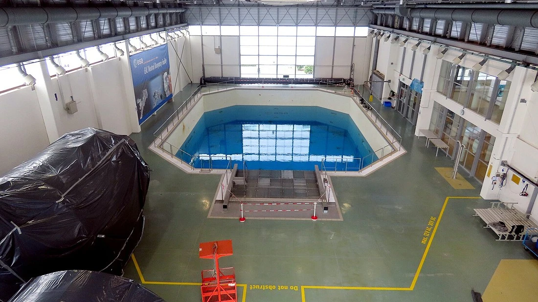 astronautu Draining_the_Neutral_Buoyancy_Facility_pillars astronautu Draining_the_Neutral_Buoyancy_Facility_pillars
